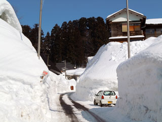 幹線道の雪景