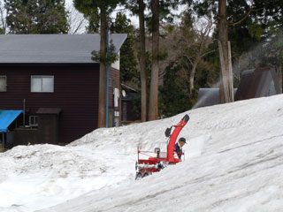 畑の除排雪作業中