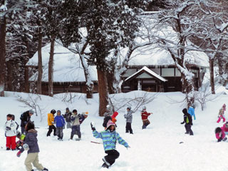 雪遊びを楽しむ児童